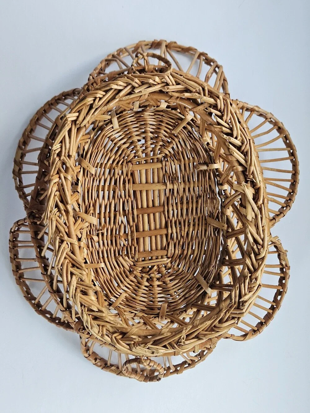 scalloped edge vintage wicker boho hanging display decor basket handles Portugal